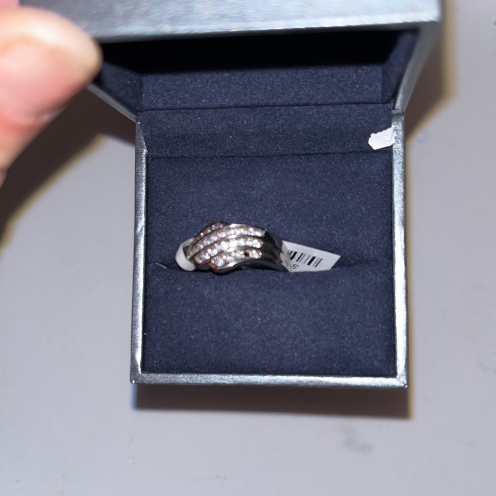 Lustrous Stella woman’s size 8 Ring